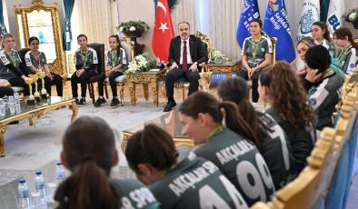 Bursalı şampiyon sporculardan Başkan Aktaş’a ziyaret