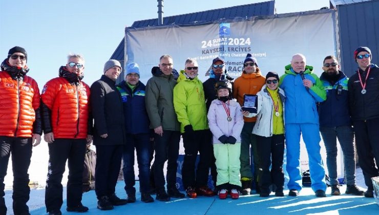 Erciyes’te heyecan dolu diplomatik kayak ve snowboard yarışı