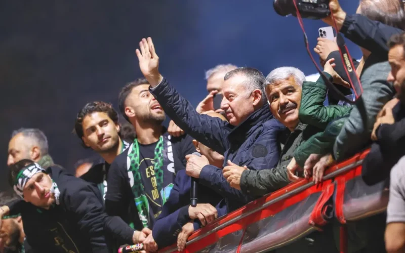 Başkan Büyükakın’a Kocaelispor taraftarlarından sevgi gösterisi