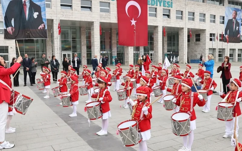 Bursalı miniklerden bando ve koreografiyle özel gösteri