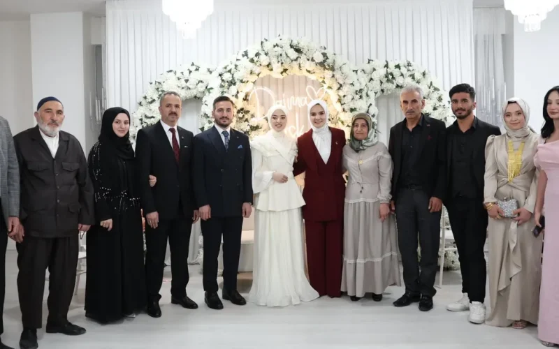 Bakan Göktaş, gence kız istedi!