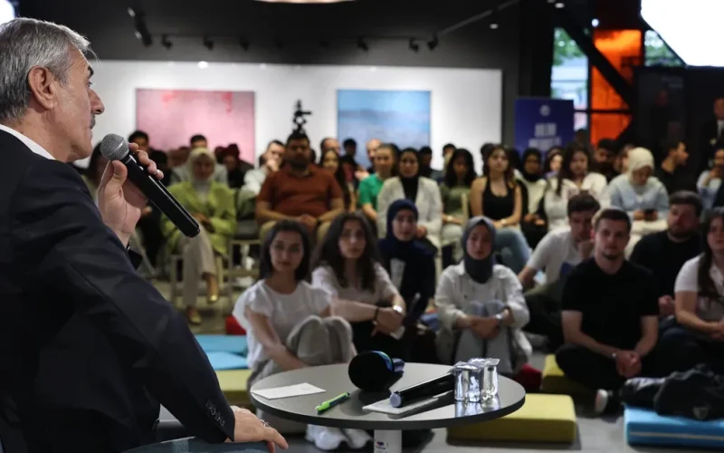 Başkan Alemdar Sakarya’da gençlerle koyu sohbette