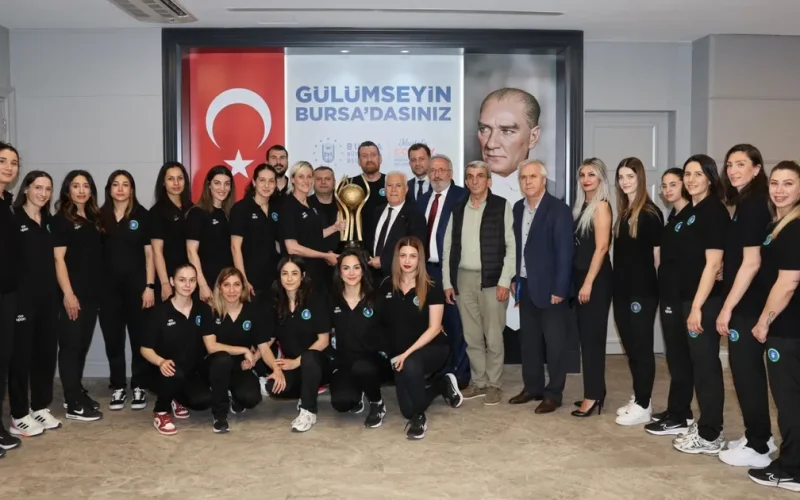 Başkan Bozbey’den şampiyon hentbol takımına övgü