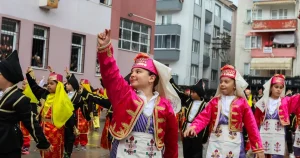 bursa-gemlikte-1470-ogrenci-sanatla-bulusuyor-WuvHAYHA.webp