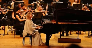 bursa-nilufer-senfoni-orkestrasi-ilk-konserinde-gulsin-onayi-agirladi-LSUyLmKQ.webp