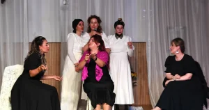 bursada-osmangazili-kadinlar-kozalar-oyunu-ile-izleyici-karsisinda-hDYnDs2k.webp