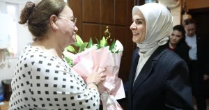 devlet-korumasindaki-cocuklarin-gonullu-annesine-bakan-goktastan-ziyaret-FvVndnTY.webp