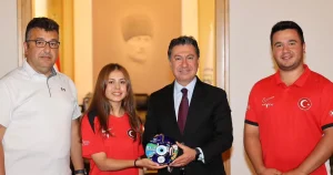dunya-rekoru-kiran-okculardan-baskan-arasa-ziyaret-5eEEPwIn.webp