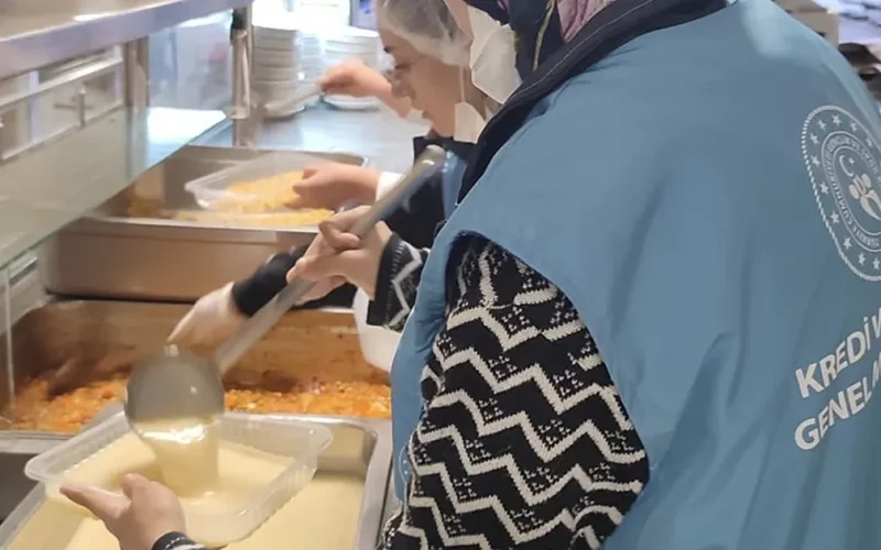 Gençler israfı önlüyor, iyiliği paylaşıyor… “Komşum Gönüllülük Hareketi” ile 10 milyon yemek ihtiyaç sahiplerine ulaştı