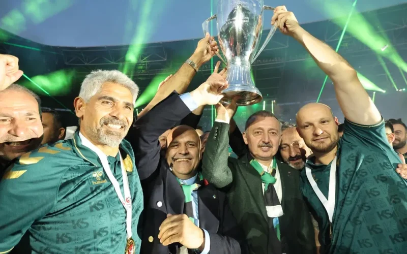 Kocaeli şampiyonluk kupasını kaldırdı!