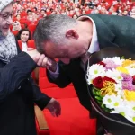 Kocaeli’de Başkan Büyükakın’dan annesine çiçekli kutlama