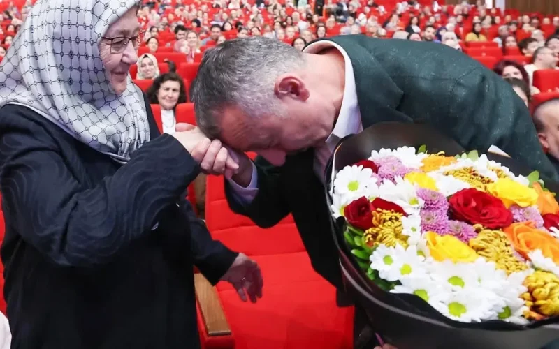 Kocaeli’de Başkan Büyükakın’dan annesine çiçekli kutlama