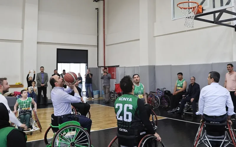Konya’da tekerlekli sandalyede pota heyecanı