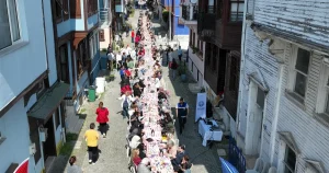 mudanyada-annelere-ozel-sevgi-sofrasi-2VPgaN3w.webp