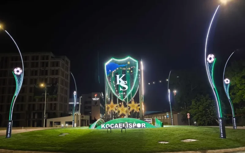 Stat kavşağını Kocaelispor’un arması aydınlatıyor