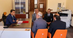 vali-aygol-acik-kapida-bileciklilerle-bulustu-lFdksfSY.webp