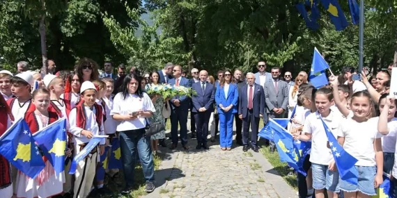 Başkan Şadi Özdemir Peja’nın Kurtuluş Günü törenlerine katıldı