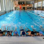 İzmir Bornova’da yazın ritmi yüzme havuzlarında atıyor