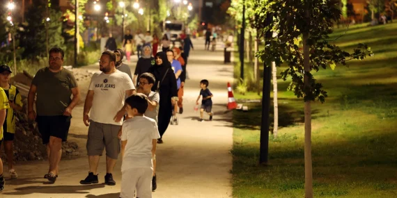 Kayseri Talas’ta millet açılmadan bahçesine akın etti