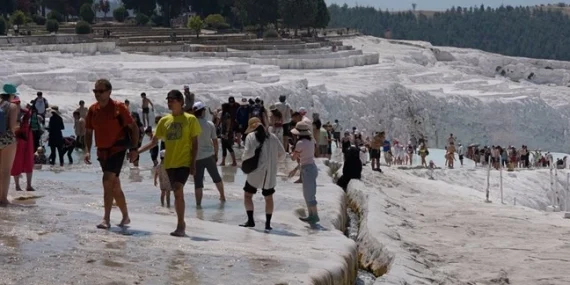 Pamukkale’nin beyaz cennetinde satranç molası
