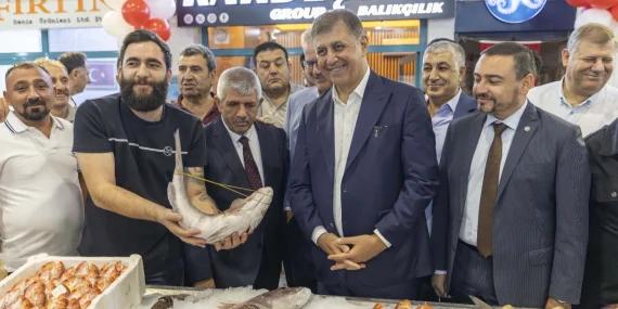 İzmir’de sezonun ilk balıkları mezatta satıldı