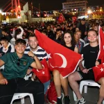 Kocaeli Kent Meydanı'nda yer gök kırmızı-beyaz