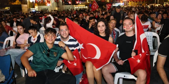 Kocaeli Kent Meydanı’nda yer gök kırmızı-beyaz